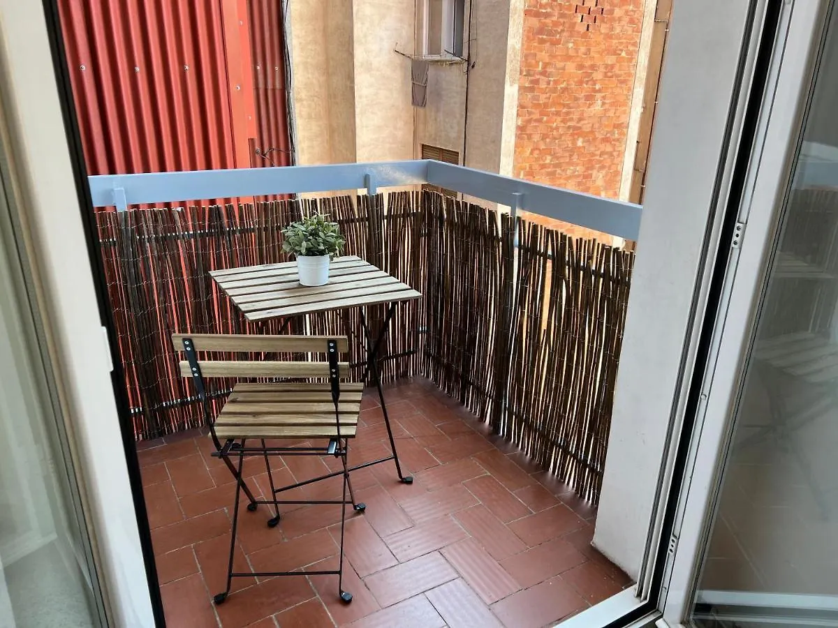 Sunny And Quiet Sagrada Familia Apartment Barcelona